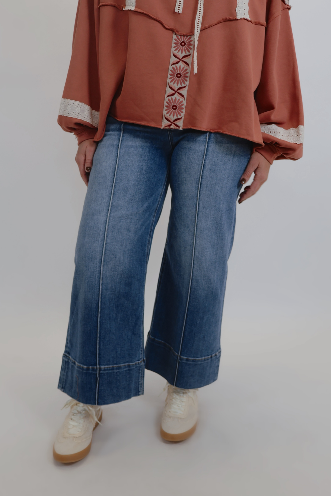 Jean Lola à jambes larges et à plis courts