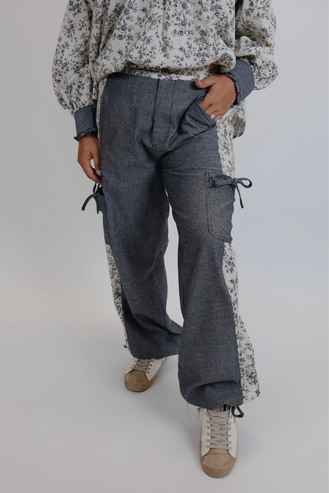 Pantalon cargo à écusson pétale